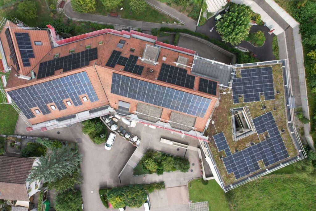 Erne Holztechnik GmbH, Läufelfingen - Neue Bedachung eines Hauses mit Photovoltaik Solarzellen Installation