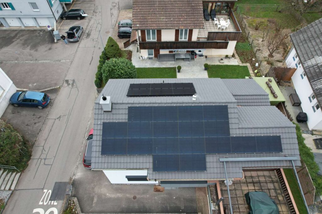 Erne Holztechnik GmbH, Läufelfingen - Neue Bedachung eines Hauses mit Photovoltaik Solarzellen Installation