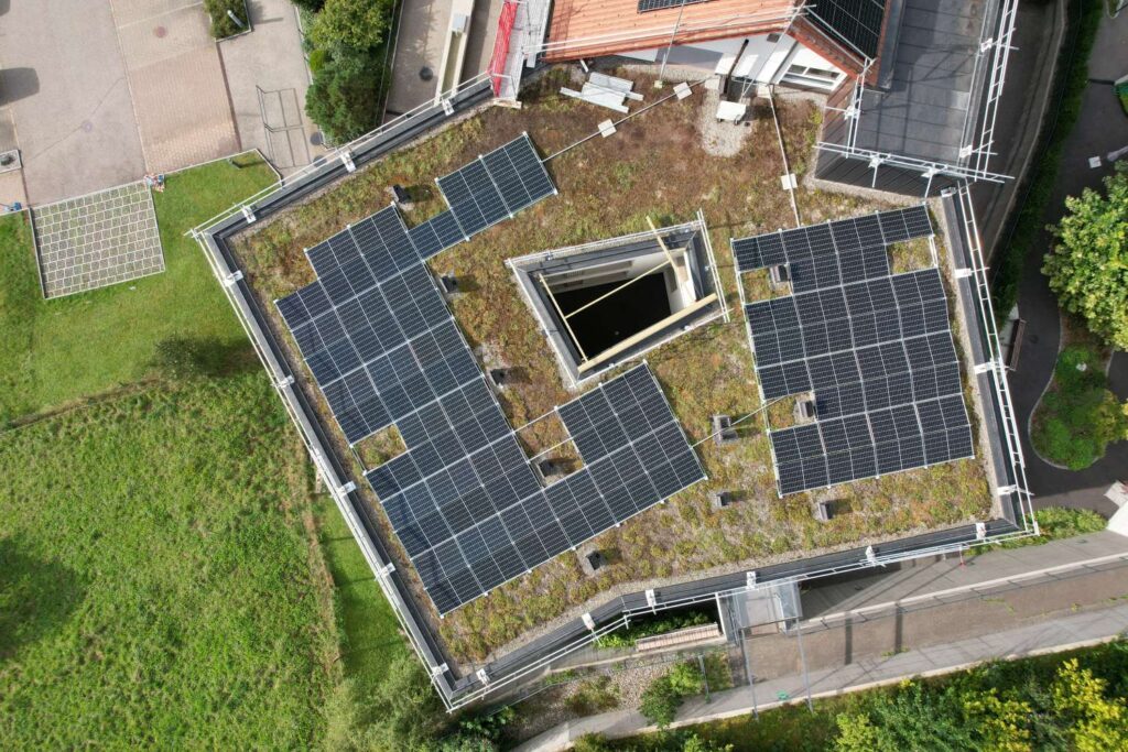 Erne Holztechnik GmbH, Läufelfingen - Neue Bedachung eines Hauses mit Photovoltaik Solarzellen Installation