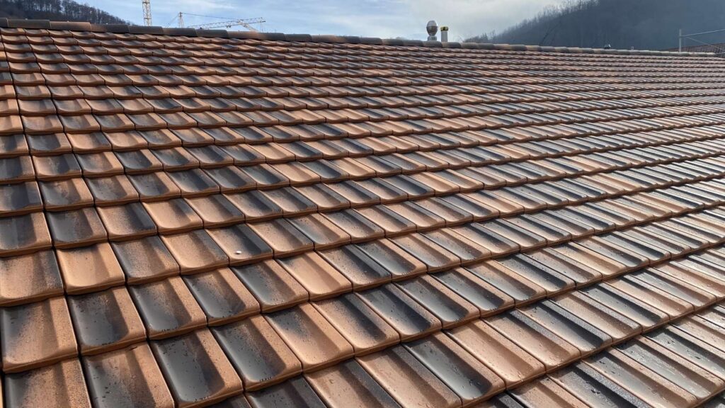Erne Holztechnik GmbH, Läufelfingen - Neue Bedachung eines Hauses.