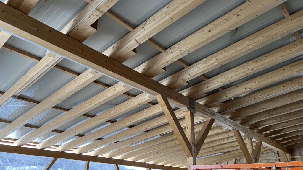 Erne Holztechnik GmbH, Läufelfingen - Neue Bedachung eines Hauses.