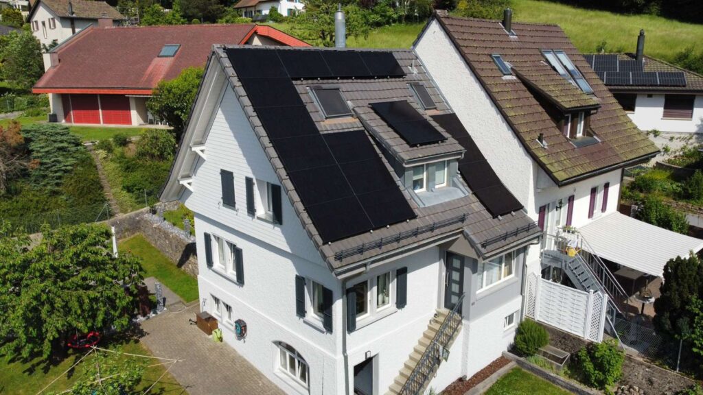 Erne Holztechnik GmbH, Läufelfingen - Neue Bedachung eines Hauses mit Photovoltaik Solarzellen Installation