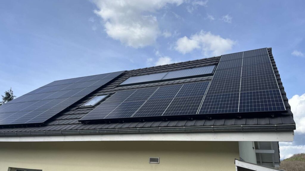 Erne Holztechnik GmbH, Läufelfingen - Neue Bedachung eines Hauses mit Photovoltaik Solarzellen Installation