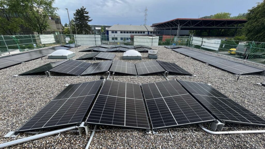 Erne Holztechnik GmbH, Läufelfingen - Neue Bedachung eines Industriegebäudes mit Photovoltaik Solarzellen Installation