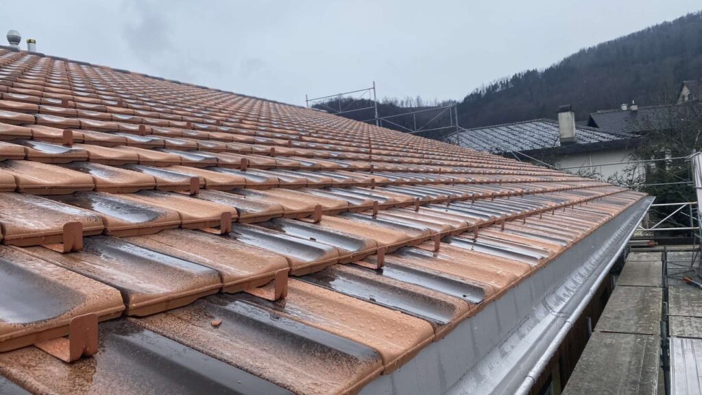 Erne Holztechnik GmbH, Läufelfingen - Neue Bedachung eines Hauses.