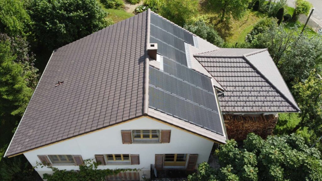 Erne Holztechnik GmbH, Läufelfingen - Neue Bedachung eines Hauses mit Photovoltaik Solarzellen Installation