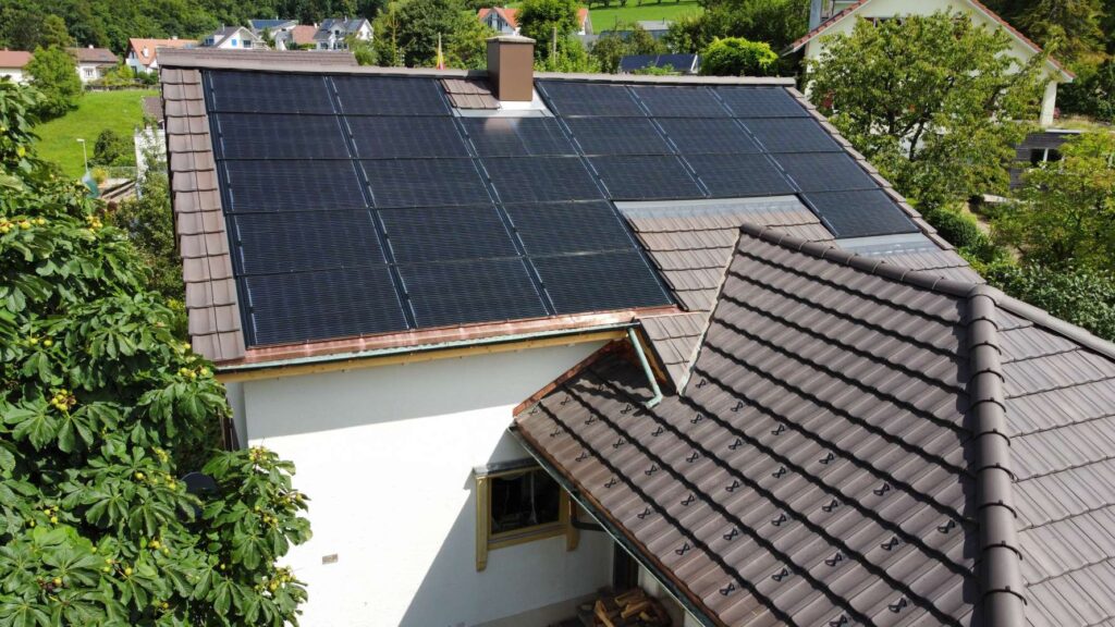 Erne Holztechnik GmbH, Läufelfingen - Neue Bedachung eines Hauses mit Photovoltaik Solarzellen Installation