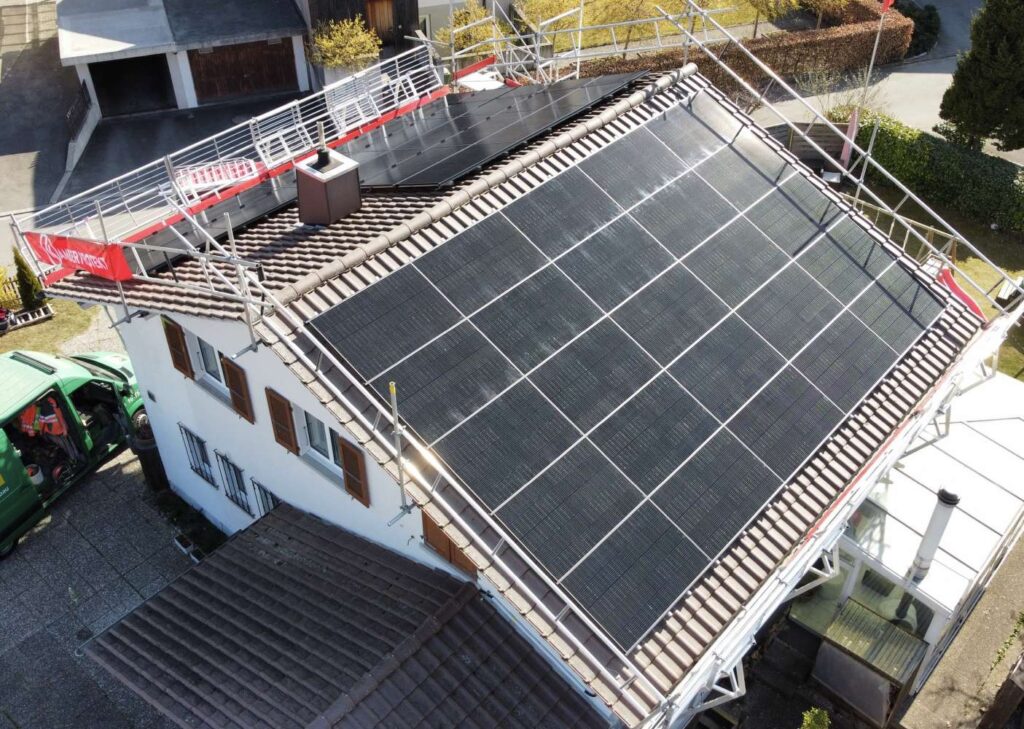 Erne Holztechnik GmbH, Läufelfingen - Neue Bedachung eines Hauses mit Photovoltaik Solarzellen Installation